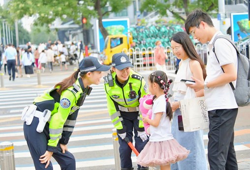 北京有支高颜值女骑警队——朝阳交通支队巾帼铁骑队成立一周年 